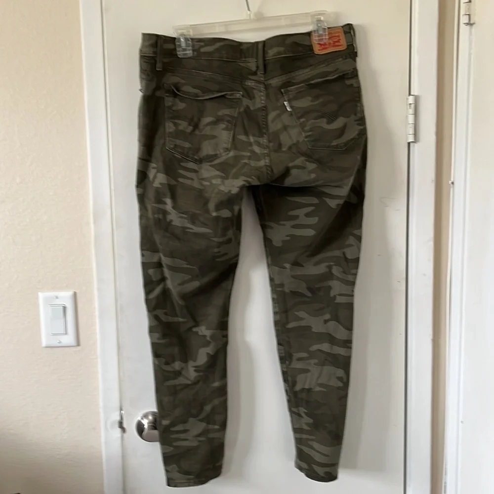 Levi women’s camo jeans. Size 32 (14) - Picture 2 of 4